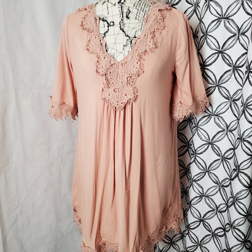 Hinge Short Sleeve Pink Knit Dress with Lace Details - Small